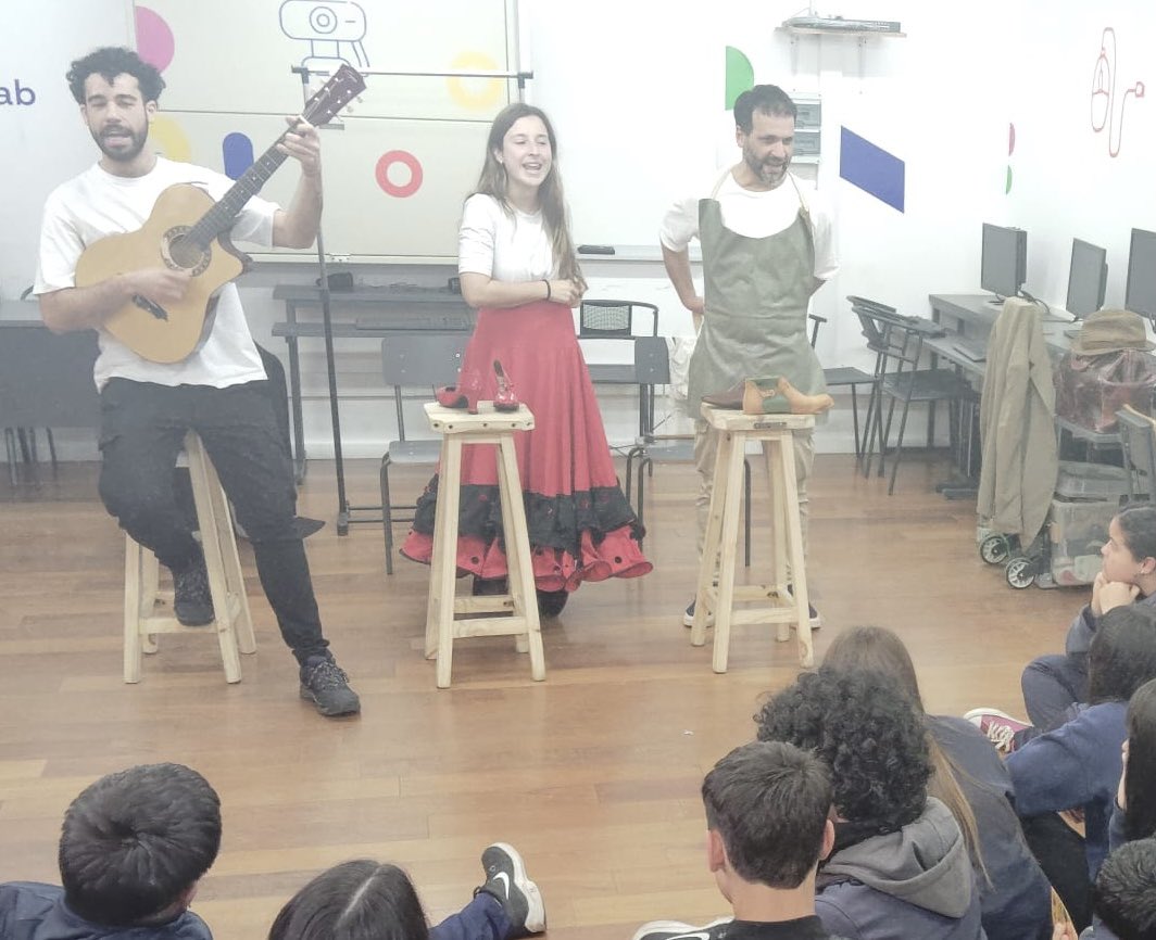 GSilvera06's tweet photo. Los 9nos años del CEA 183 Nelson Mandela @UTU_Uruguay reciben a Teatro en el Aula @montevideoIM con “Zapatera prodigiosa “ . El teatro nos enseña a soñar, a reflexionar y a conectar.
#Aprendermas
#EducacionPublica🇺🇾 https://t.co/1hRPWVa4zx