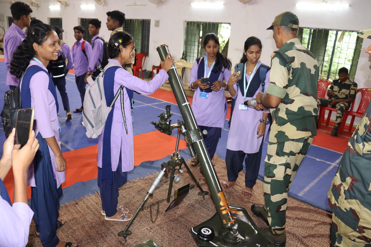 BSFODISHA's tweet photo. A weapons &amp; Equipment Exhibition was organised by 180 Bn #BSFOdisha at Govt College Koraput on Sh Kailash Lukha, 2IC/Offg Comdt's supervision. The aim is to educate students about the various firearm &amp; equpt. used by BSF in anti-naxal operation.
#BorderSecurityForce 
#WeaponShow https://t.co/pgbL1vIg43