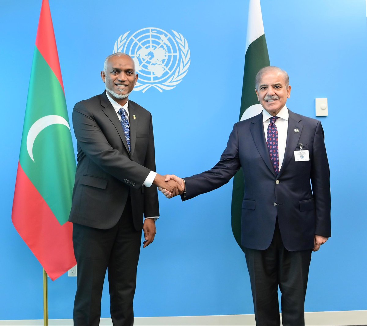 CMShehbaz's tweet photo. Delighted to meet President of the Maldives H.E. Dr. Mohamed Muizzu @MMuizzu. We held wide ranging talks during our interaction on the sidelines of UNGA 79. We reiterated our shared responsibility as South Asian nations to work together for peace, prosperity and stability of the region.
🇵🇰🤝🇲🇻