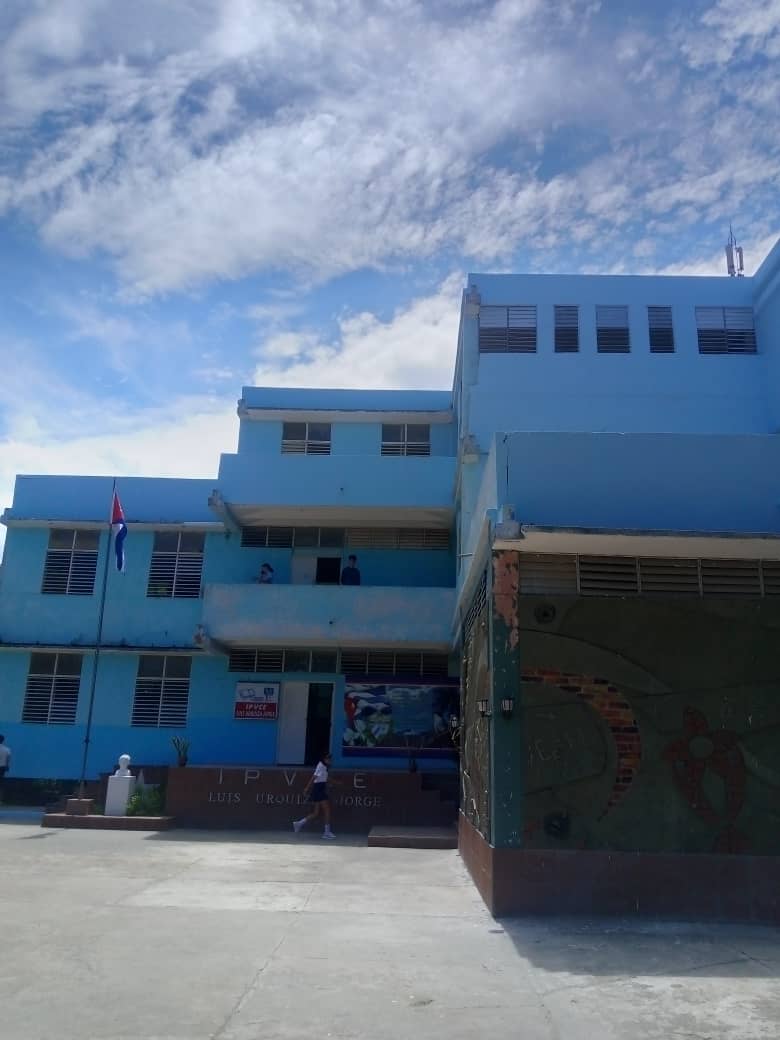 En #LasTunas se trabaja en labores de reparación y mantenimiento a instituciones educativas #TareaDeGrandes #PorLasTunasLaVictoria <a href="/CubaMined/">MINED</a>