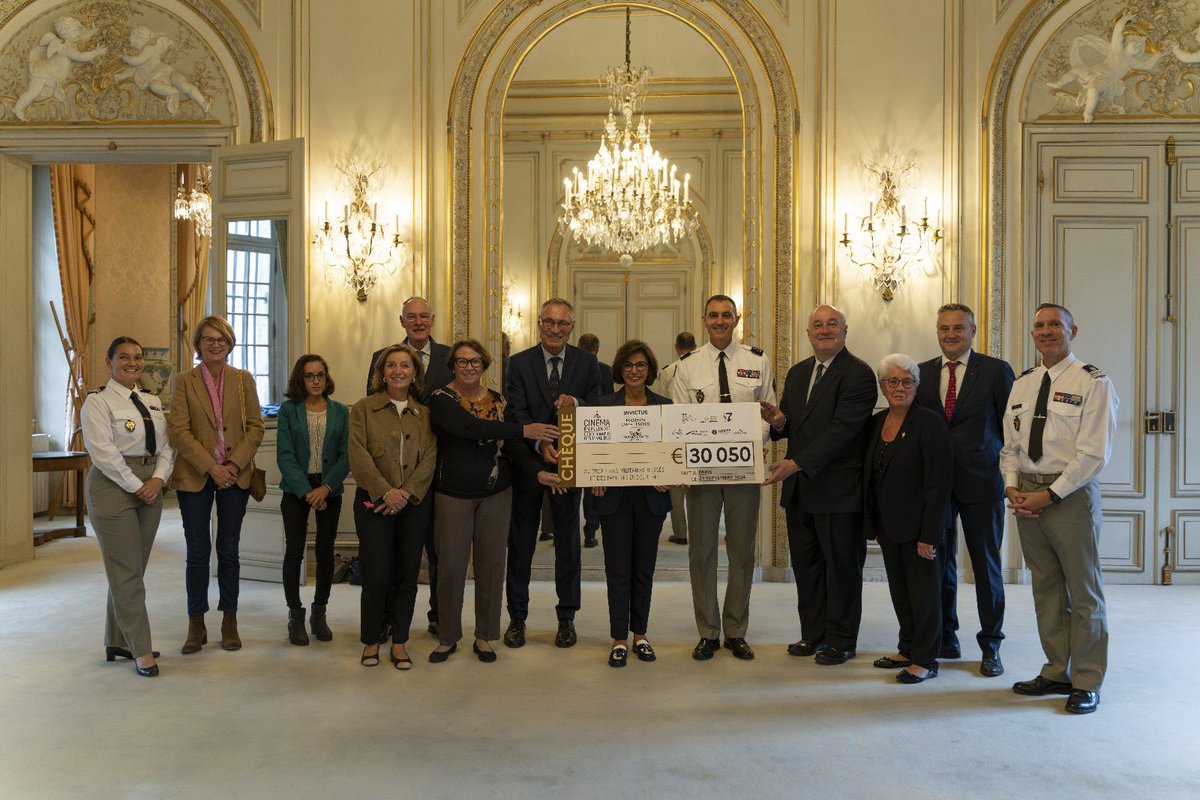 Ravi de remettre la très belle recette des séances du cinéma en plein air 2024 en présence de Mme Dati, d’UNÉO, de la Banque française mutualiste et de la CNMSS, nos fidèles partenaires.
 
Des fonds précieux intégralement dédiés aux blessés et familles endeuillées des armées.