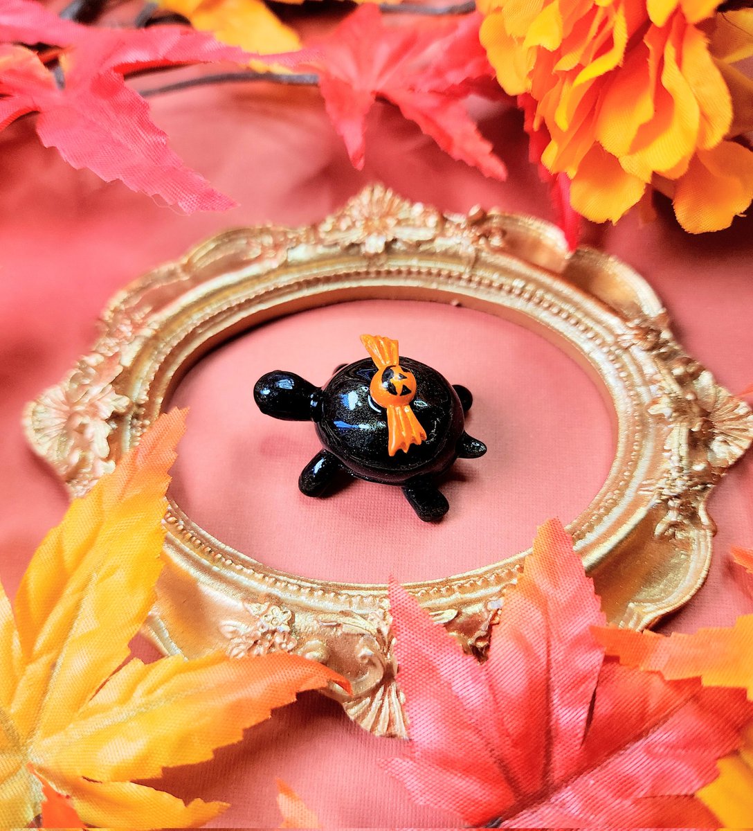 Tis the season to watch Over the Garden Wall on repeat in the background lol. And now its time to burgle some turts. I always loved the little black turtles so I made mini figures of them. 

Available in my October update!