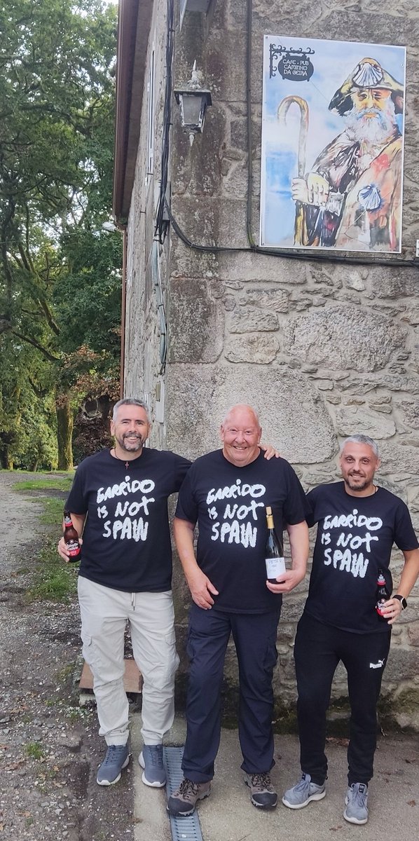 Tres salmantinos de Camino de Santiago en #Codeseda ¿Salmantinos? No, garriders.
#GarridoIsNotSpain
#CaminoAGeira
<a href="/fitus83/">Víctor Castaño</a>
<a href="/elingles1923/">Peter</a>
<a href="/garridoisnot/">Garrido is not Spain</a>