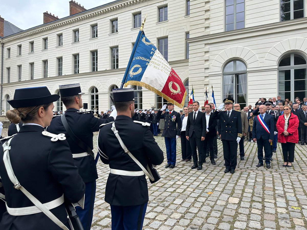 🔵  #SecuriteQuotidien | <a href="/NDaragon/">Nicolas DARAGON</a>, Ministre délégué à la Sécurité du quotidien, aux cotés des forces de l’ordre dans le #valdoise.

🗣️Rencontre et échange avec les agents de la police municipale de <a href="/villetaverny/">Ville de Taverny</a> en présence de <a href="/FloPortelli/">Florence Mosalini Portelli</a> 

✅ Présidence de la cérémonie de