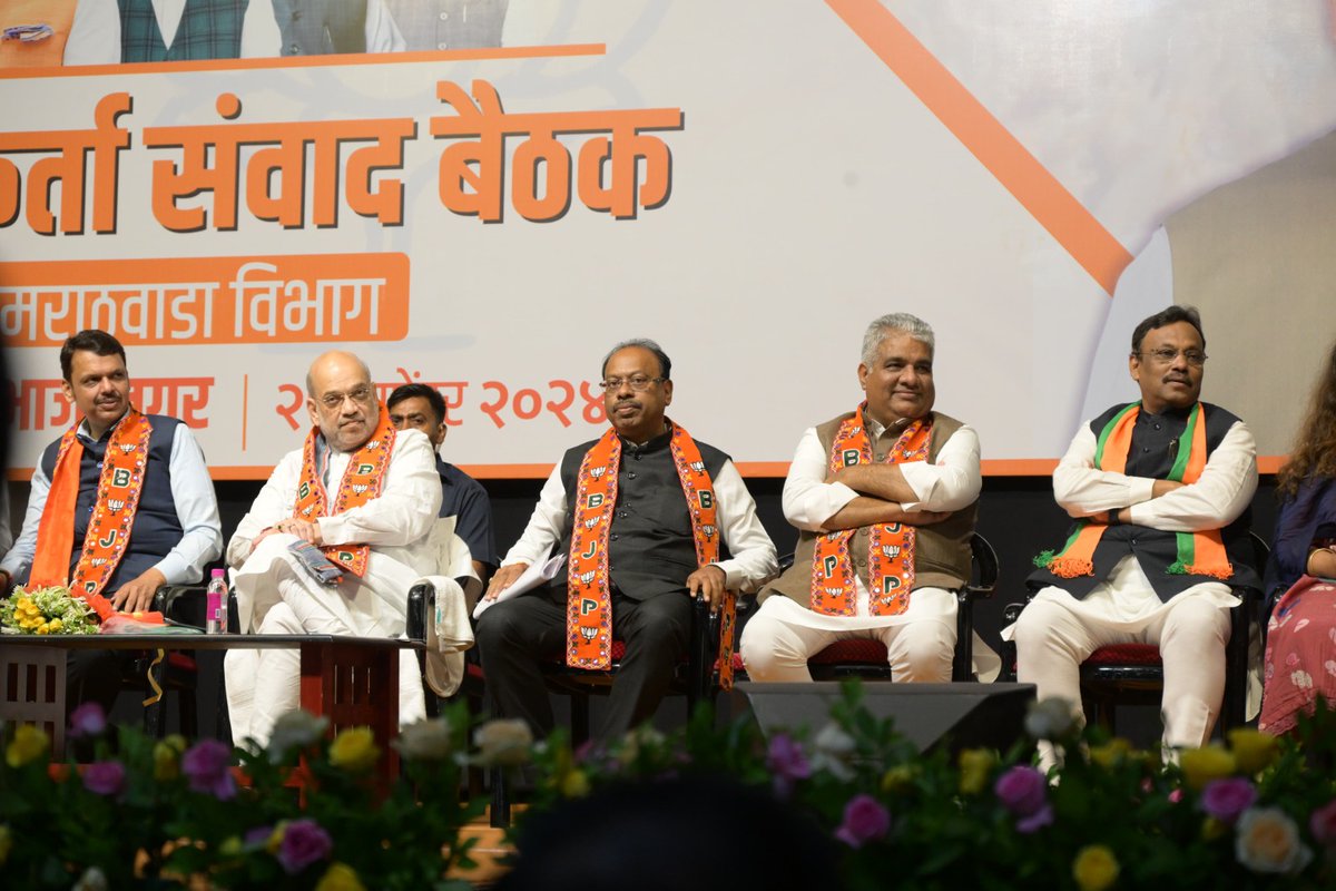TawdeVinod's tweet photo. मराठवाड़ा विभाग के भारतीय जनता पार्टी के सभी मंडल ���ध्यक्षों को आदरणीय गृहमंत्री @AmitShah जी ने सम्बोधित किया। बैठक में आने वाले व��धानसभा चुनाव में करणीय कार्य और लक्ष्य सबके सामने स्पष्ट हुए। 

बैठक में सभी कार्यकर्ताओं में इसी आत्मविश्वास का संचार हुआ कि महाराष्ट्र में भाजपा-महायुति 2014 की तरह प्रचंड जीत हासिल करेगी।