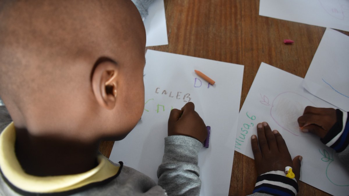 (1)Members of the Masaku Pioneer Lions Club, led by Ms. Peris Njibu, visited oncology wards 1E and 3D, where they provided assorted donations and organized art and craft activities for the children.