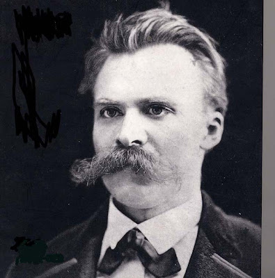GustavoAdolf_'s tweet photo. El sufrimiento, según Nietzsche, puede llevar a dos caminos: caer en el resentimiento, donde la persona se vuelve vengativa y termina odiando la vida; o bien, superarse y transformarse, trascendiendo el dolor para convertirlo en una fuente de fuerza vital. Nietzsche considera que aquellos que sufren profundamente tienen la capacidad de volverse más fuertes si no caen en la trampa del resentimiento.