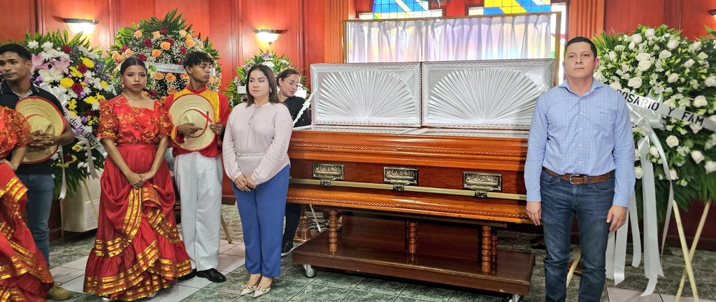 DanielkaRuiz25's tweet photo. #Nicaragua Al son de la marimba familiares, amigos, alumnos y autoriades acompañan hoy al féretro de la maestra Haydée Palacios Vivas, procursora del arte de la danza folclórica nicaragüense. 
@laprimerisima
@minednicaragua @MendyArauzS https://t.co/Dqdri0T39Y