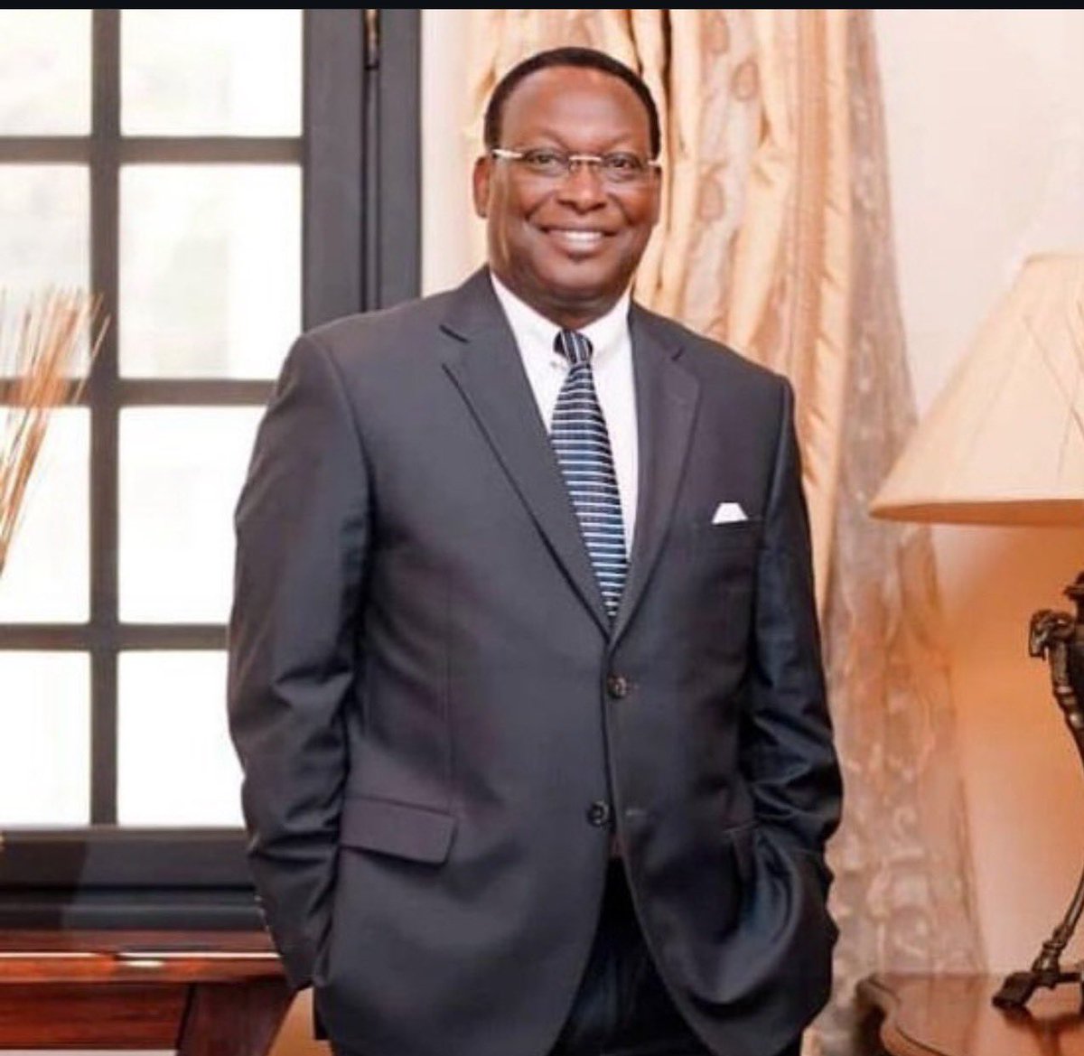 Hakuna binadamu asie na mapungufu.  Kama Mtanzania ambae sina chama na wala sijali mambo ya chama ila najali demokrasia ya nchi naomba leo niseme huyu jamaa ni mwanaume….
.
Mbowe ni kiongozi na ni mpinzani kweli. Again, narudia simaamishi kuwa hana mapungufu ila jamaa anajua