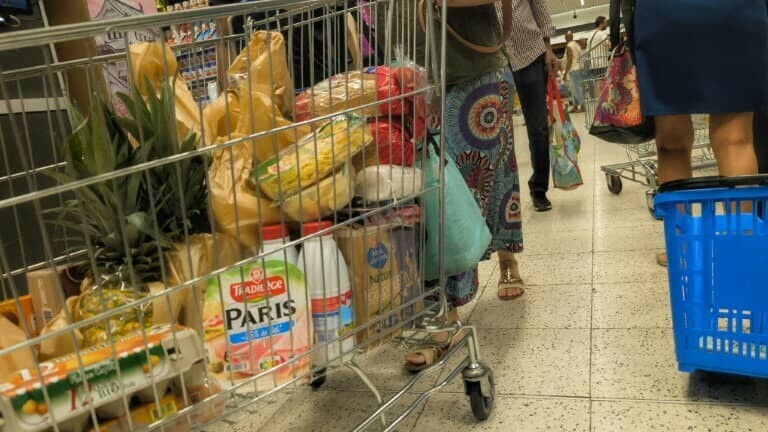 BFMTV's tweet photo. "19,46 euros les steaks surgelés": reportage dans un supermarché en Martinique avec ses prix hors norme
https://t.co/6QR4N2osT7 https://t.co/1rYuzyKtYs