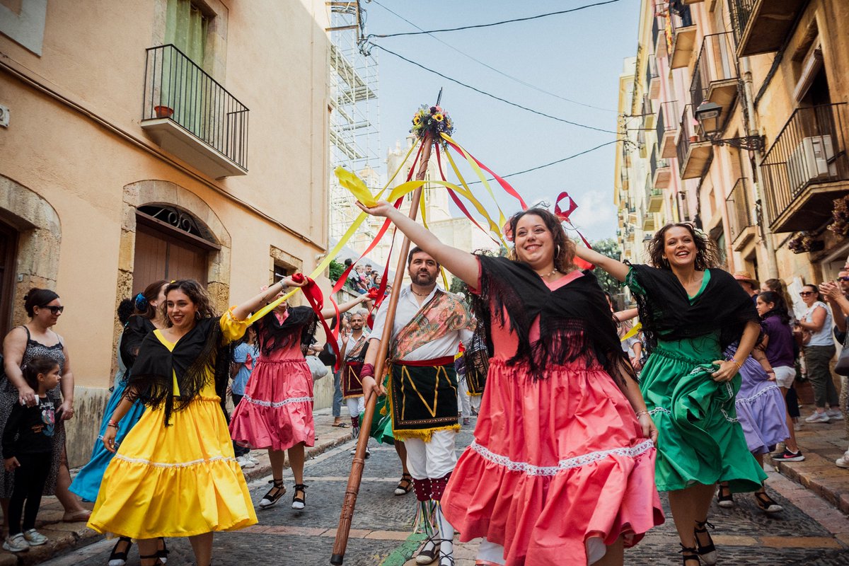La Diada de Santa Tecla, un dels dies més especials de l'any ✨

Ahir ens vam despertar al so de les primeres matinades 🥁, vam sentir tocar les campanes de la Catedral 🔔 i vam gaudir del nostre Seguici Popular a l'Anada i la Tornada d'Ofici 🎉