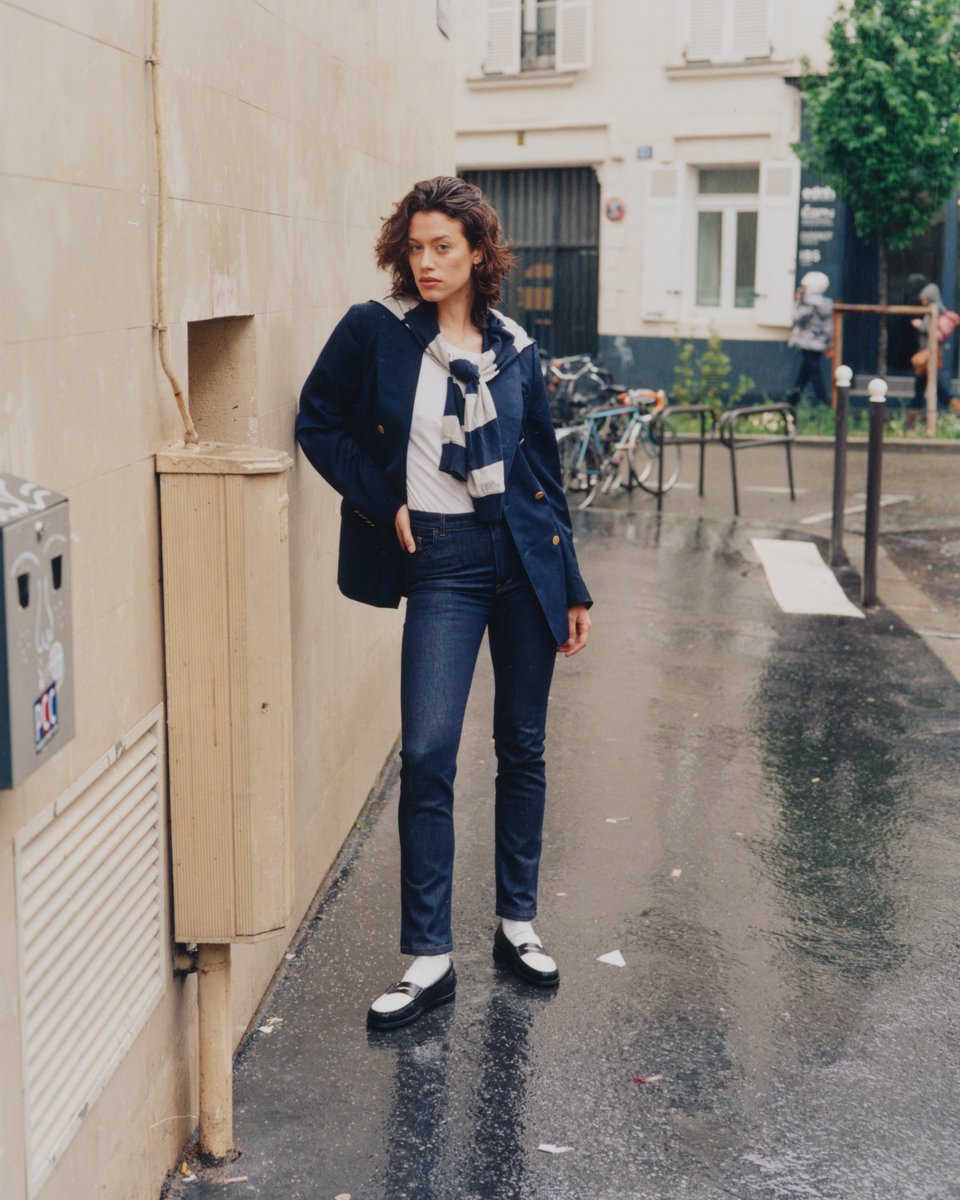 DaoDavy's tweet photo. Pièce maitresse.. 

Une coupe slim pour femme posée sur les hanches, dites bonjour à Julie. 

Ici présentée dans une version bleu brut, composée à 98% de coton biologique et 2% d'elasthanne. 

#daodavy #madeinfrance #moderesponsable #modedurable https://t.co/DKrBQUJSSa