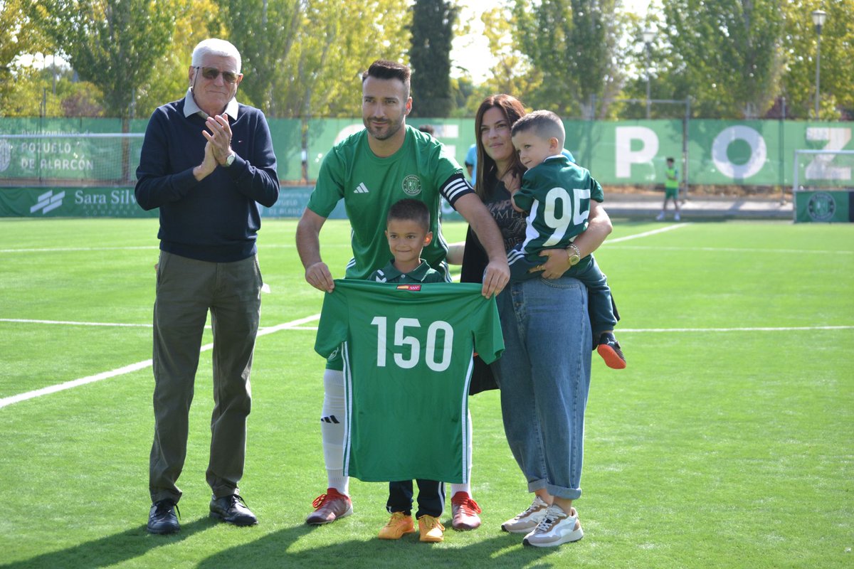 El pasado domingo quisimos homenajear a un jugador que ya es leyenda de este club‼️

Nuestro capitán recibió una camiseta conmemorativa de una manera especial por sus 150 partidos defendiendo la verde 🥹

¡Estamos muy orgullosos y por 150 más, Óscar! 🧙

💚🤍 #FamiliaVerde