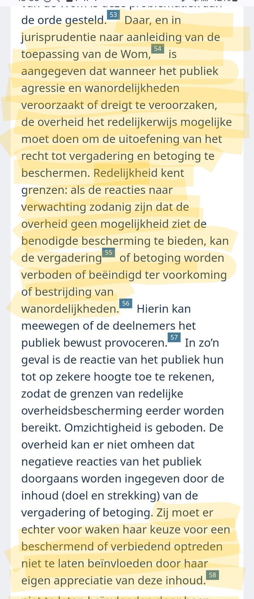 elacat181's tweet photo. Een verbod op gezichtsbedekking is een aanval op artikel 11 EVRM om het individu beschermen tegen willekeurige inmenging door overheidsinstanties tijdens betogingen. Er mag alleen ingegrepen worden als aan de standaarden wordt voldaan waarin de samenleving wezenlijk gevaar loopt. Daar valt enige verstoring van de openbare orde niet onder.

Ook lijkt het erop dat politica en mensen die voor dit verbod op gezichtsbedekkende kleding op demonstraties er baat bij hebben dat deze mensen straks niet meer durven te demonstreren, daar dit verbod vooral impact heeft op klimaatactivisten, pro-Palestijnse demonstraten, LHBTI+-activisten en antiracisme demonstranten die veelal slachtoffer zijn van machtsmisbruik door de politie.
Dit is dus ook bij wet verboden.

Zie screenshot hieronder met citaten uit de link.

https://t.co/KItAPopvu9