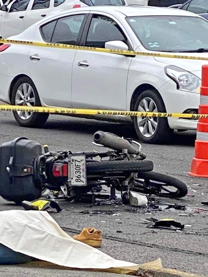 IzgMadeel's tweet photo. MUEREN #BIKERS EN #NAUCALPAN
Esta mañana dos personas perdieron la vida al ser #embestidas por una #combi de transporte público en Naucalpan.
Fue en el cruce de Hacienda de la #Guaracha y Gustavo #Baz donde quedaron los cuerpos. https://t.co/Jp5Nh2cVBj