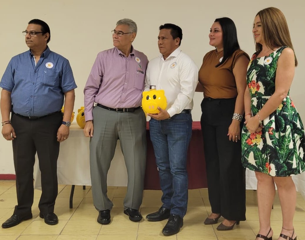 ares_ar's tweet photo. Recibiendo la alcancía del #Teletón2024 para el plantel 18 del @cecyte_tabasco https://t.co/BEvGys8iII