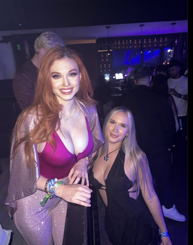 Azra___lifts's tweet photo. I met Amouranth🔥✨🤭💦 https://t.co/bEyQTs3SEY