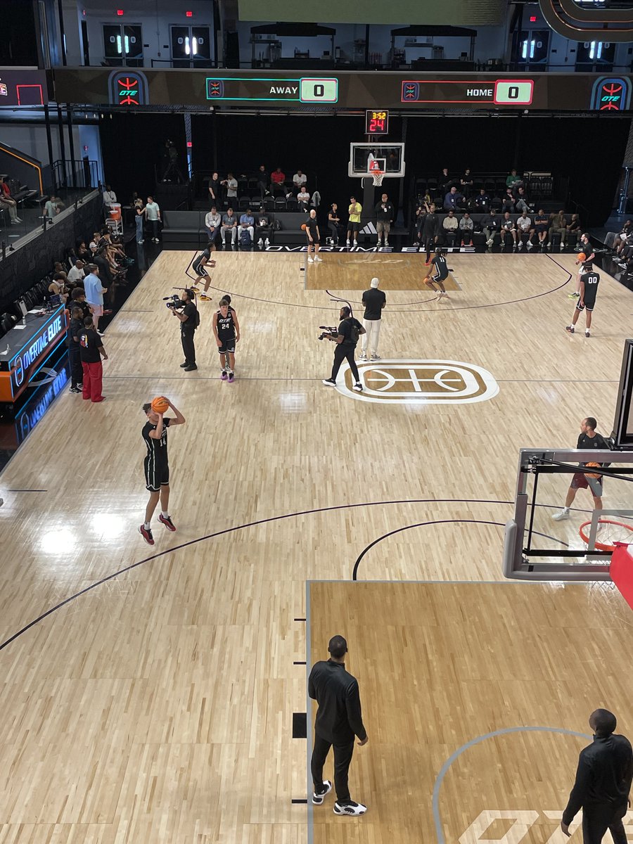 JeffRabjohns's tweet image. 📍ATLANTA — Peegs.com is here for the annual @OvertimeElite combine day. A host of talented players are in the gym here today.