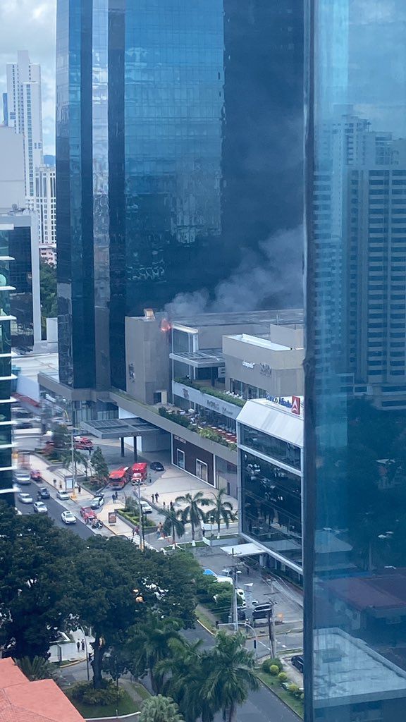 rpc_radio's tweet photo. El @BCBRP responde a una emergencia por incendio en el 3er piso de Soho Mall, Calle 50. Se solicita a los conductores tomar vías alternas mientras el Benemérito Cuerpo de Bomberos atiende la situación.

📸 @SOS_PTY 
#RPCRadio https://t.co/as2JyVig1P