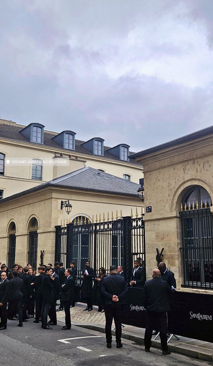 Get ready! 🖤

ROSÉ x SAINT LAURENT 
#ParisFashionWeek
#ROSÉ <a href="/YSL/">SAINT LAURENT</a>