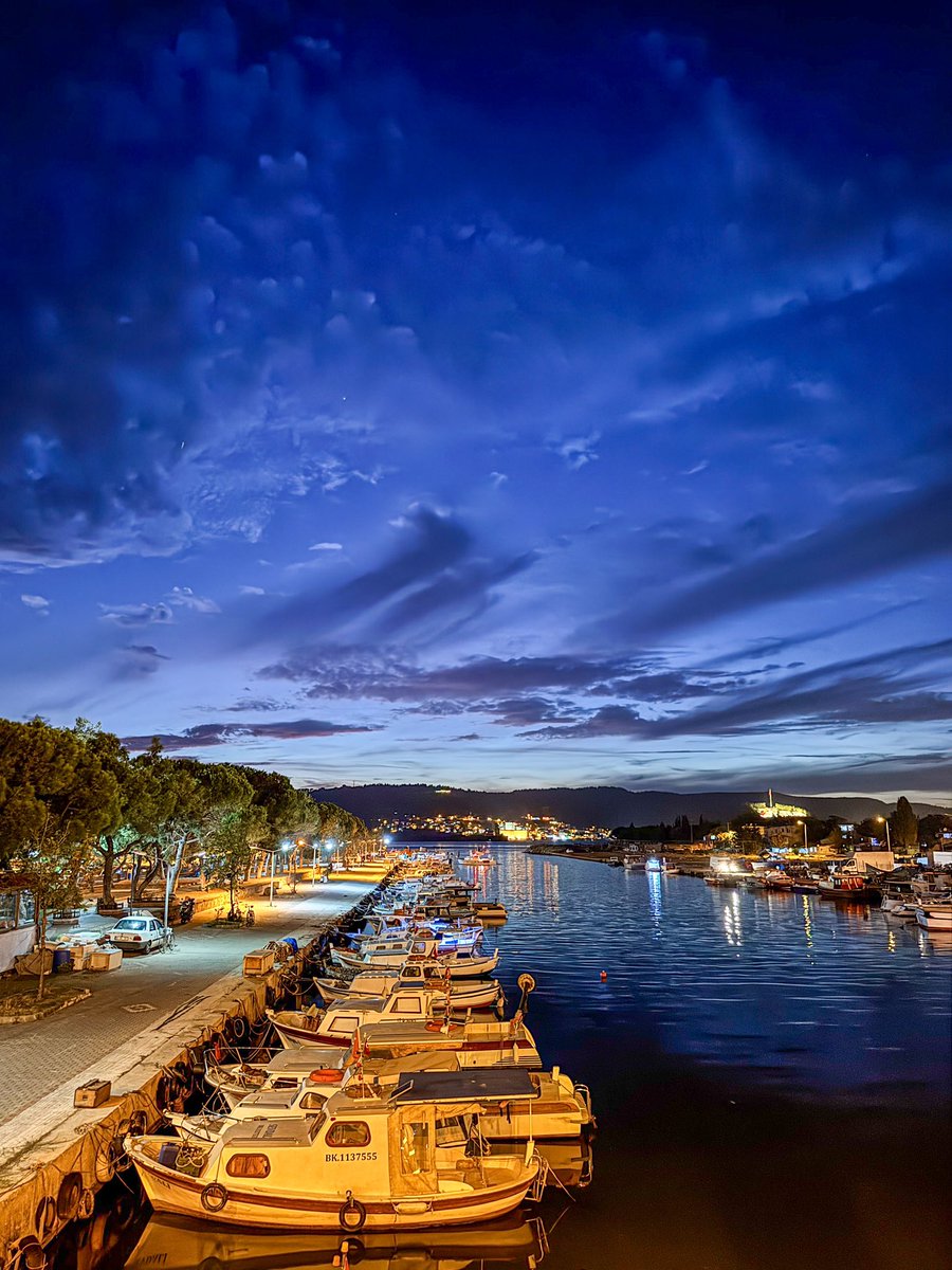 BoraYetimoglu's tweet photo. Günün en güzel anları “Mavi Saat” 💙
📍Mavi Saat, gün doğumundan önce ve gün batımından sonra olmak üzere gece ve gündüz arasındaki zaman süresinde ortaya çıkan gökyüzünün neredeyse tamamının mavi renkle doldurulduğu alacakaranlık. Rayleigh saçılımı etkisinden kaynaklanır. https://t.co/aDJ4wqqbD0