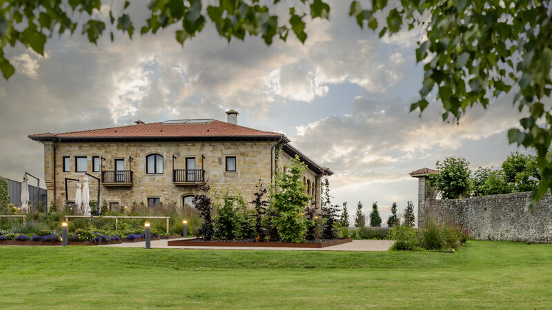 #OfertaTrabajo ¡Únete a CoolRooms Palacio de Luces como Recepcionista! Ofrecemos un entorno exclusivo y la oportunidad de desarrollarte en un grupo dinámico 👉lnkd.in/d59uwk5q