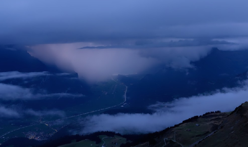 meteoschweiz's tweet photo. Spektakuläres Bild vom #Alpentower hinab auf den #Regenschauer über #Meiringen. Die Basis der Wolkenschicht, aus welcher der Schauer kommt liegt auf ca 2500 müM. Dazu das #Radarbild. Bild: https://t.co/Vqhv9Jdd0Y / MeteoSchweiz https://t.co/P078eluRz7