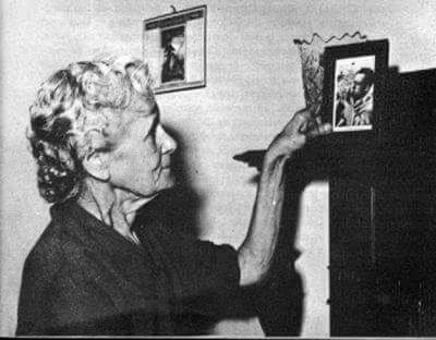 "Annem gözlerini bana çevirdiğinde, gözüme yaşlar dolmadan ona bakamıyorum."

#AlbertCamus
Fotoğraftaki kişi, Albert Camus'yü hizmetçilik yaparak büyüten annesi Catherine Hélène Sintes...