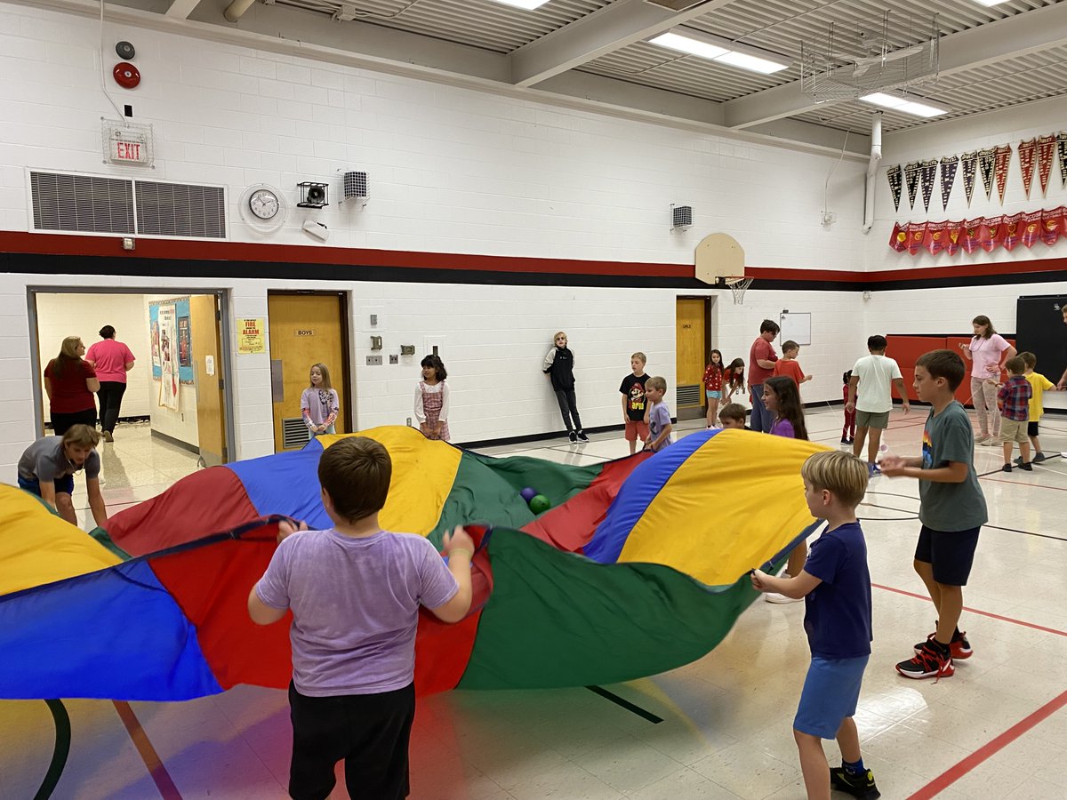 Many thanks to Mme. Worden and the Spirit of St. Michael's Club for planning our very first Colour House Day! Great leadership and a fun afternoon for all!