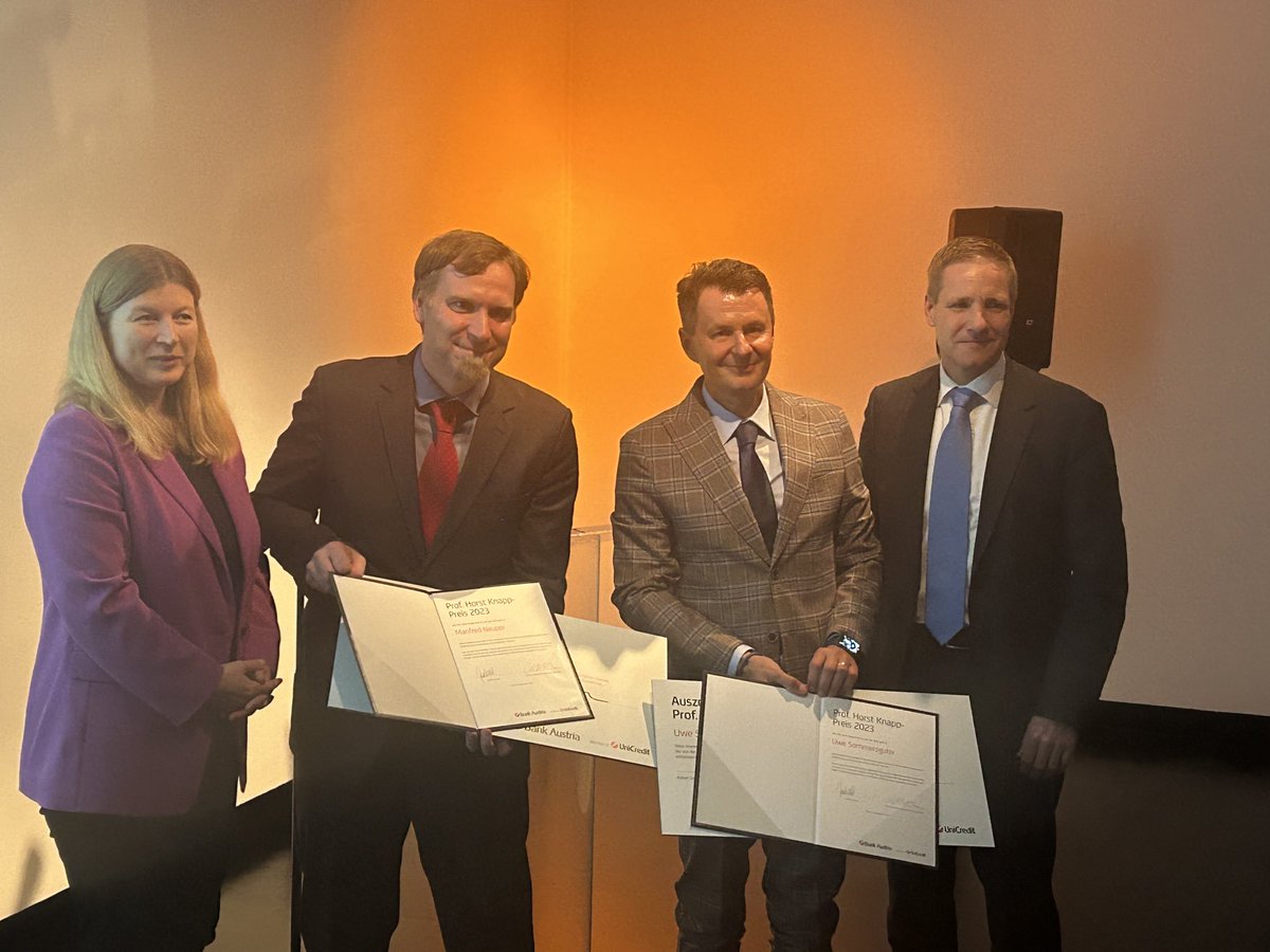 Der wohl renommierteste Preis für Wirtschaftspublizistik in Osterreich, der Horst-Knapp-Preis, geht erstmals an zwei sehr geschätzte Kollegen der Kleinen Zeitung, Manfred Neuper und Uwe Sommersguter. Ich gratulieren aus ganzem Herzen