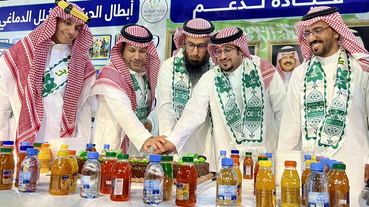 hail_tc1's tweet photo. 📸|| #نحلم_ونحقق   

أقامت إدارة النادي مساء اليوم الثلاثاء إحتفالاً بمناسبة #اليوم_الوطني_السعودي94 🇸🇦 💚
 وسط أجواء تكسوها المحبة والولاء لقيادتنا الرشيدة حفظها الله ،
وقد عبّر الجميع عن سعادتهم ومشاعرهم بهذه المناسبة الغالية .

#اليوم_الوطني94 
#نحلم_ونحقق94 
#من_ثراها 
#حائل https://t.co/ufLxWHebzV
