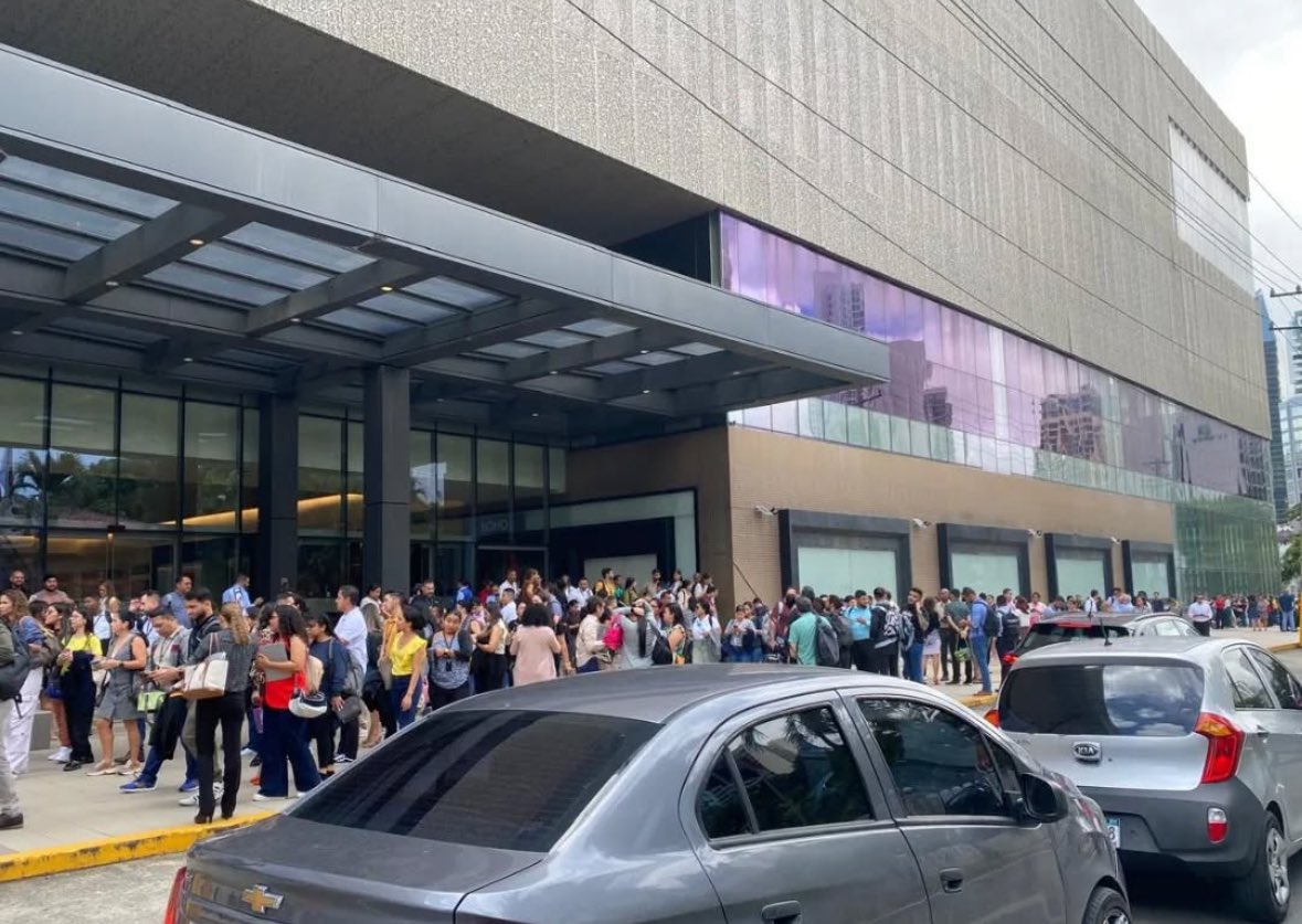 Se atiende incendio en el tercer piso de Soho Mall, Calle 50. Se solicita a los conductores tomar vías alternas.