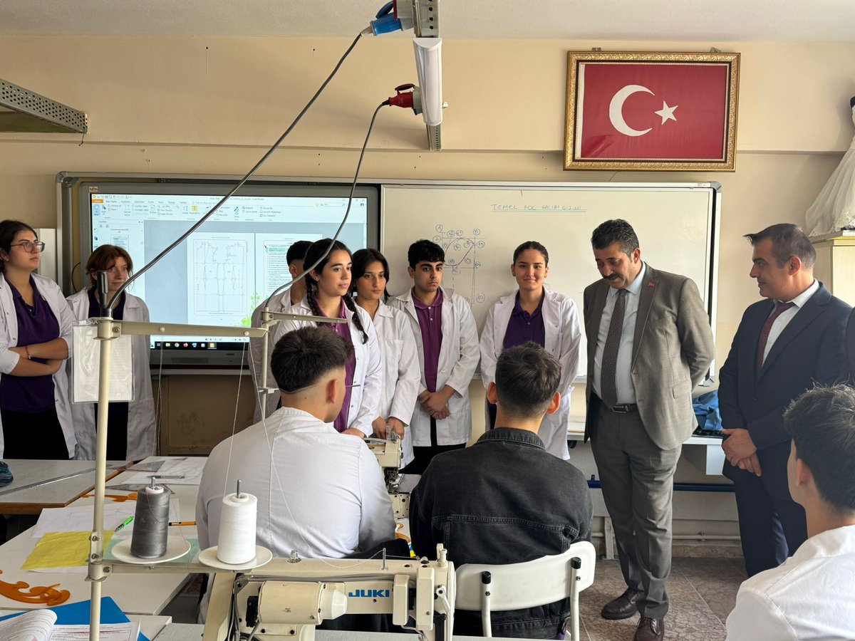 ihkibkagithane's tweet photo. İlçe Milli Eğitim Müdürümüz Sayın Mustafa HOŞYİĞİT Sınıf ve atölyelerimizi gezerek öğretmen ve öğrencilerle bir araya geldi. Kendilerine ziyaretleri için teşekkür ederiz.  @istanbulilmem @istanbulilmem @TC_Kagithane  @kagithane_mem @MustafaHosyigit https://t.co/W14c9fYBGV