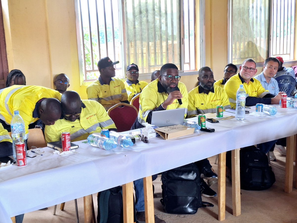 RioTintoSimFer's tweet photo. Ce fut un honneur d'avoir échangé la semaine dernière avec les leaders communautaires et les autorités locales de Kérouané. Nous avons notamment pu discuter de l'avancée du projet Simandou, répondre aux questions liées au recrutement, à la gestion des plaintes et à nos processus d'achats. 
Nous sommes déterminés à maintenir un dialogue ouvert et transparent avec nos communautés locales, permettant de répondre à leurs préoccupations et d'établir des relations solides et durables. 
#RioTintoSimFer #Simandou #Communaute