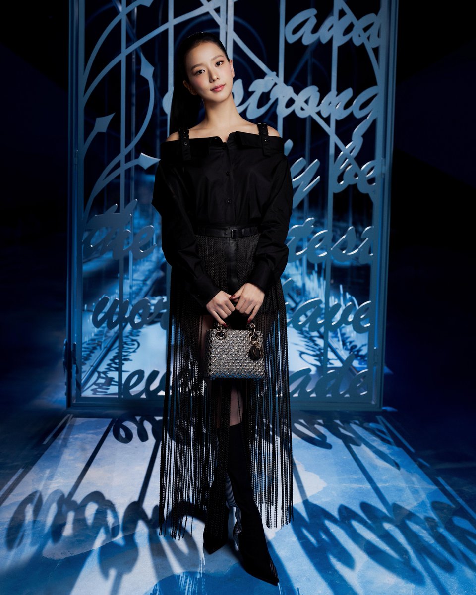 Audience appeal.
Perpetually among the most eagerly anticipated #StarsinDior, our Dior global ambassador JISOO did not disappoint at today's #DiorSS25 show on.dior.com/ss2025, arriving in a dazzling runway look by Maria Grazia Chiuri.
#JISOOxDiorSS25