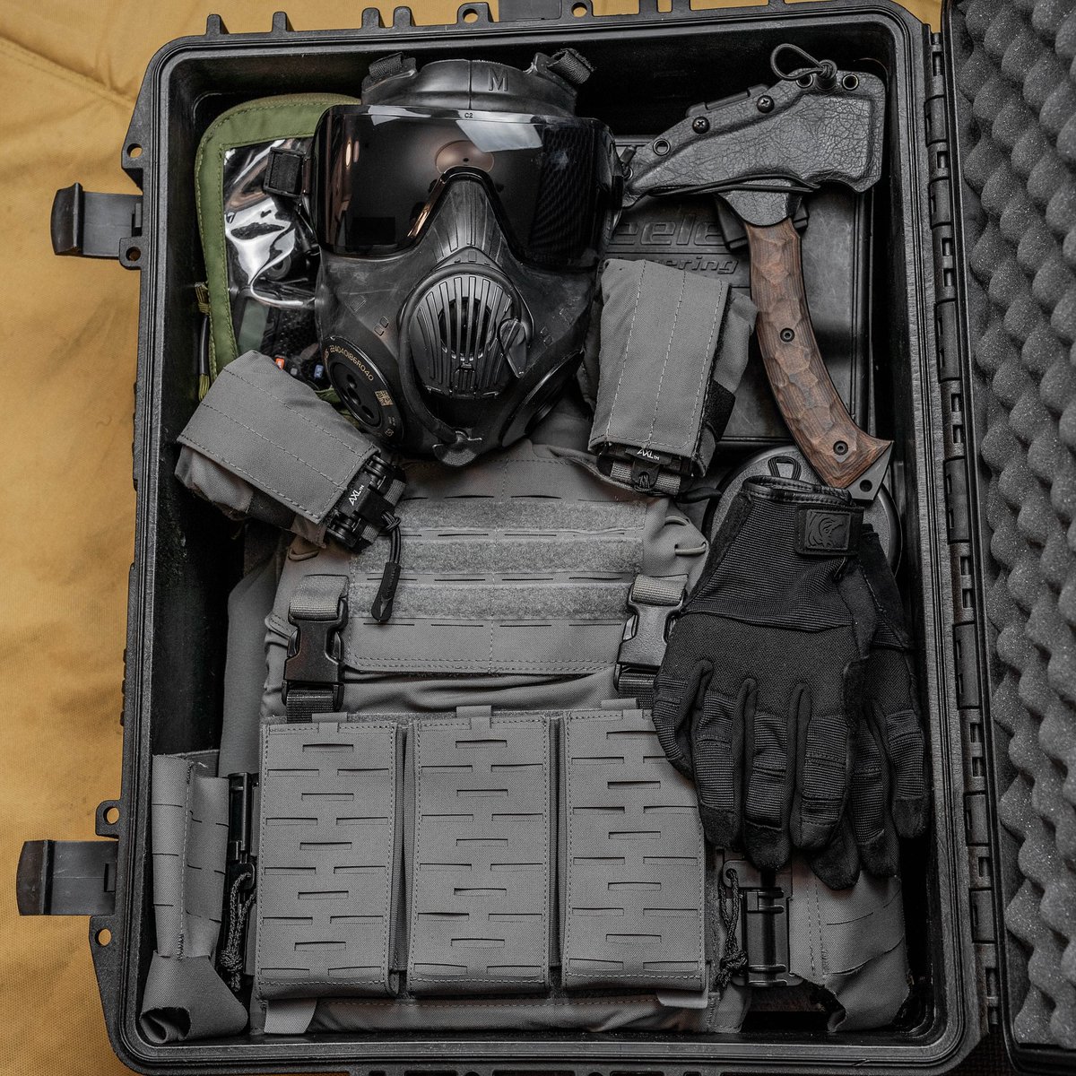 Raineinc's tweet photo. The #Greyman #loadout Gearbox
• Wolf Grey RTG Carrier with TUBES Cummerbund, @axladvanced Shoulder Pad Kit, and Multi-Mag Placard #MadeInUSA🇺🇸
• @avonprotection C-50 Gas Mask
• @toorknives F13 Tomahawk
• @skdtactical PIG Alpha Gloves
• @ottegear Windowed Packing Cube https://t.co/xLUvP7B1aZ