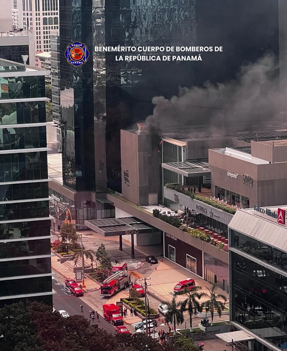 No importan las llamas, nuestros valientes bomberos siguen adelante con heroísmo para proteger a la comunidad.

Un incendio se está combatiendo en un restaurante del tercer piso de Soho Mall, en Calle 50.

instagram.com/reel/DAT0RzQxb…