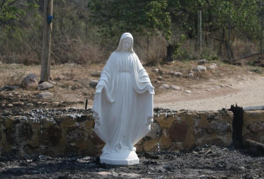 CandelaSolSilva's tweet photo. Una Virgen INTACTA tras el paso del fuego en Córdoba. Todo ocurrió en el camino que une Charbonier con Ongamira, donde se encuentra el Centro Mariano del Espíritu Santo. La Virgen María de las Gracias se conservó impoluta a pesar del desastre que la rodea. "Esta Virgen cuida a la naturaleza", explicaron integrantes de la comunidad. "De la capilla no quedó nada, ni vidrio, ni nada, solamente la imagen de la Virgen quedó impoluta, blanca".