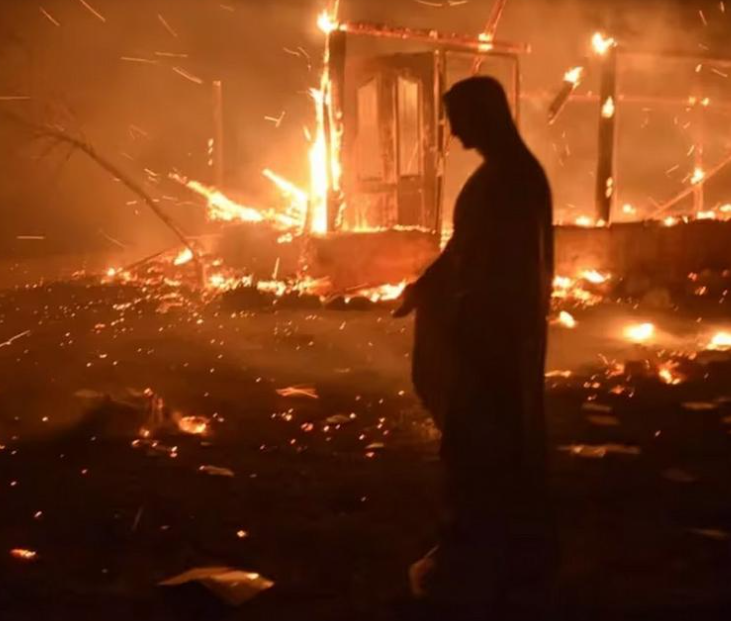 CandelaSolSilva's tweet photo. Una Virgen INTACTA tras el paso del fuego en Córdoba. Todo ocurrió en el camino que une Charbonier con Ongamira, donde se encuentra el Centro Mariano del Espíritu Santo. La Virgen María de las Gracias se conservó impoluta a pesar del desastre que la rodea. "Esta Virgen cuida a la naturaleza", explicaron integrantes de la comunidad. "De la capilla no quedó nada, ni vidrio, ni nada, solamente la imagen de la Virgen quedó impoluta, blanca".