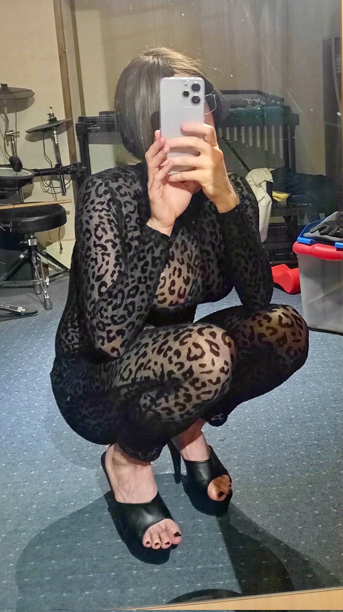 xsl33h's tweet photo. I feel so slutty wearing that catsuit... 😈

#Sissy #SissySlut #SissyBitch #CD #Crossdress #Crossdresser #Crossdressing #Femboy https://t.co/9dsWM8GkSq