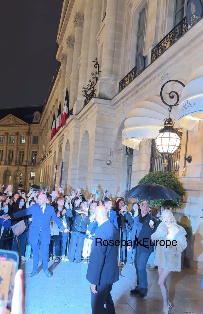 Wtfffffff...

ROSÉ SAINT LAURENT 
#ROSÉxSaintLaurentSS25
#ParisFashionWeek