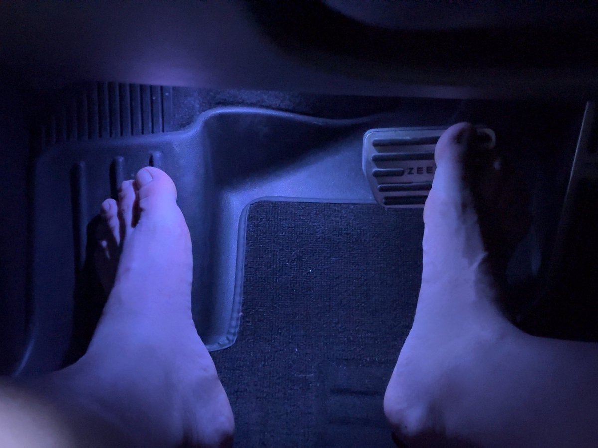 LyjMust's tweet photo. 下雨，鞋子湿透了，只能光脚开车。 https://t.co/2D6zlwz9RH