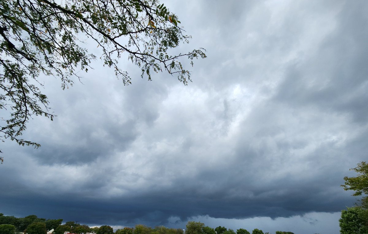 #weather #Kentucky #Louisville Crazy skies. Looks to only get crazier. I'm headed to my spot because I get so sick of being bothered by reg. peeps who ask about #wx, then try to argue cause they think I'm dumb on the subject! (I am not totally ignorant, lol)
