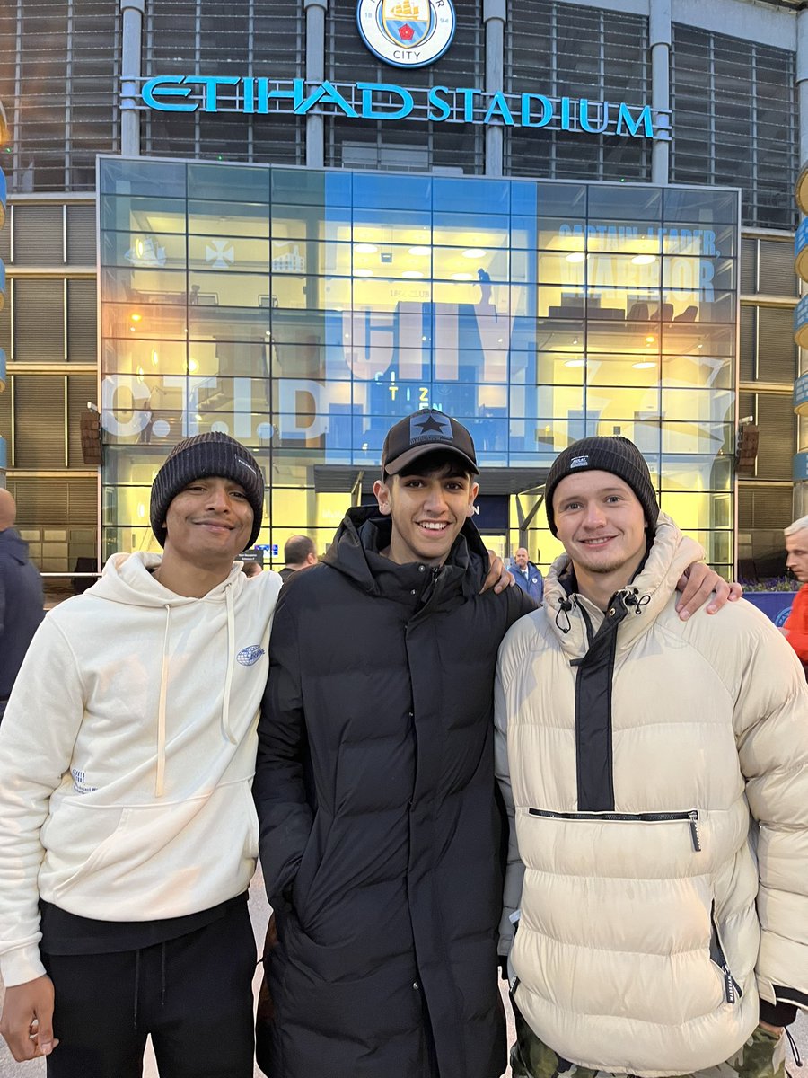 rossjcjohnson's tweet photo. Great to be with the lads from #droom soccer at @ManCity https://t.co/8SPyZZfJgH