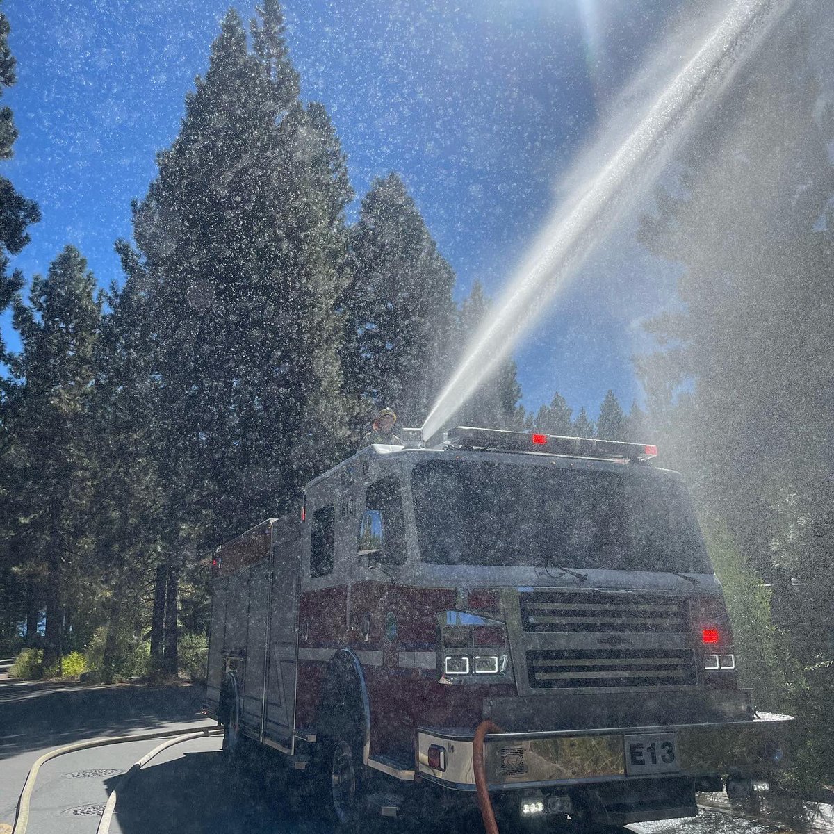 NLTahoeFire's tweet image. Fire suppression training: Defensive firefighting operations including 2.5” hose lines, Blitz fire and deck gun operations. 

#nltfpd
#BlitzFire
#DeckGun
#DefensiveOperations
#nltfpd