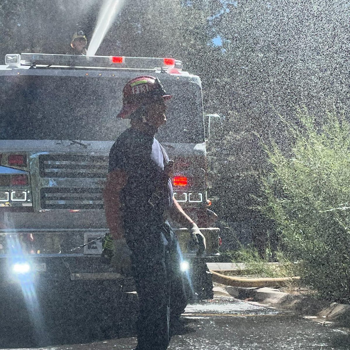 NLTahoeFire's tweet image. Fire suppression training: Defensive firefighting operations including 2.5” hose lines, Blitz fire and deck gun operations. 

#nltfpd
#BlitzFire
#DeckGun
#DefensiveOperations
#nltfpd