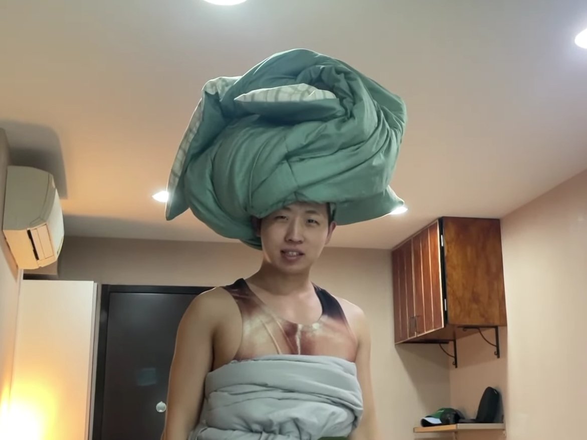 어릴 때 터번이랍시고 이불 둘둘 말아 만들던 거..괜히 크고 풍성해질수록 만족스러웠음