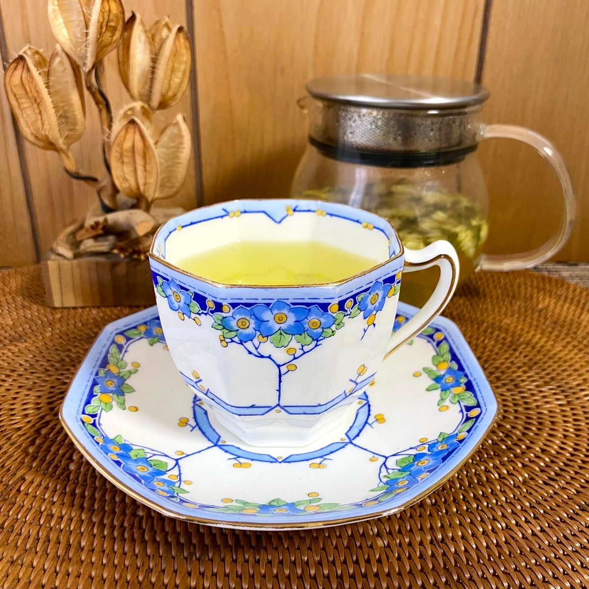 おはようございます😊
だいぶ涼しいですねー。
先日購入したカップで、菊花茶を飲みました。
#ロイヤルドルトン