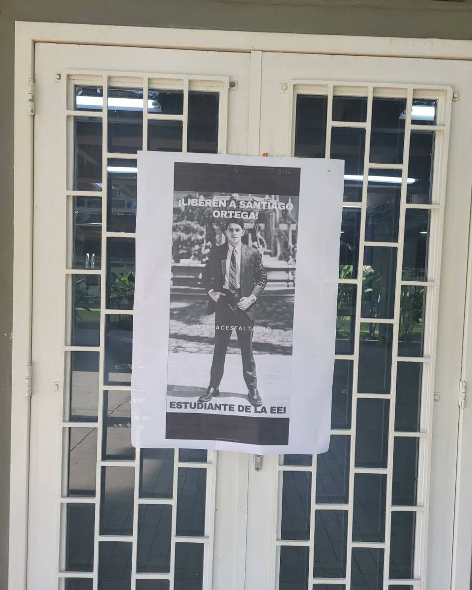 En solidaridad con nuestros compañeros UCVistas hoy estuvimos manifestando en las afueras de nuestra Facultad de Ciencias Económicas y Sociales exigiendo la libertad de todos los presos políticos. 

No debemos normalizar las detenciones arbitrarias sobre todo si son estudiantes