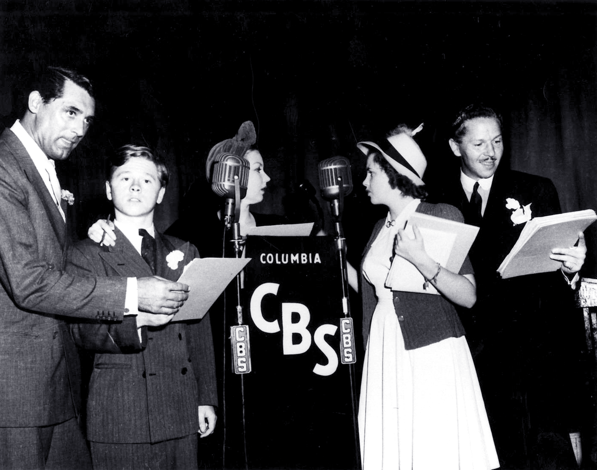 TheJudyRoom's tweet photo. September 24, 1939: Judy Garland, Mickey Rooney, Cary Grant, Ann Sothern, and Oscar Bradley perform on the CBS show, "Screen Guild Theater."
Judy and Mickey sing "Good Morning":
https://t.co/7FRZRTv1Mw
#judygarland #carygrant #mickeyrooney #cbsradio #thejudyroom https://t.co/LS8SzuG947